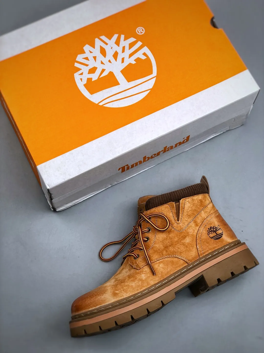 Local pick-up 💰560 supports store release. New goods 🚀 #Timberland Timberland/Timberland classic outdoor casual rhubarb boots series. Guangdong factory quality, original box and original packaging. The fabric is made of Italian 🇮🇹 top-grade frosted fine-grained cowhide. It is paired with anti-odor and anti-corrosion genuine leather latex insoles to give you a perfect wearing experience. The quality is exquisite and durable. A must-have for sportsmen. Specially designed to handle handsomeness. High-quality and first-class foot feel. Size: 38-44 (leather shoe size)